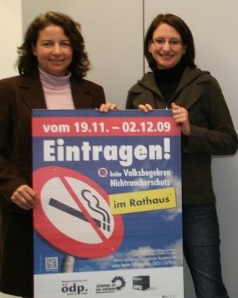 Die beiden Kreisvorsitzenden Ruth Müller und Kerstin Schanzer mit dem Aktionsplakat
