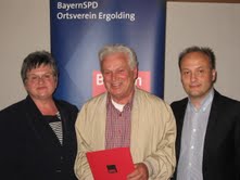 Alois Schmid (Mitte) erhält von Ursula Egner und Harald Unfried die Ehrung für 40 Jahre Mitgliedschaft in der SPD.